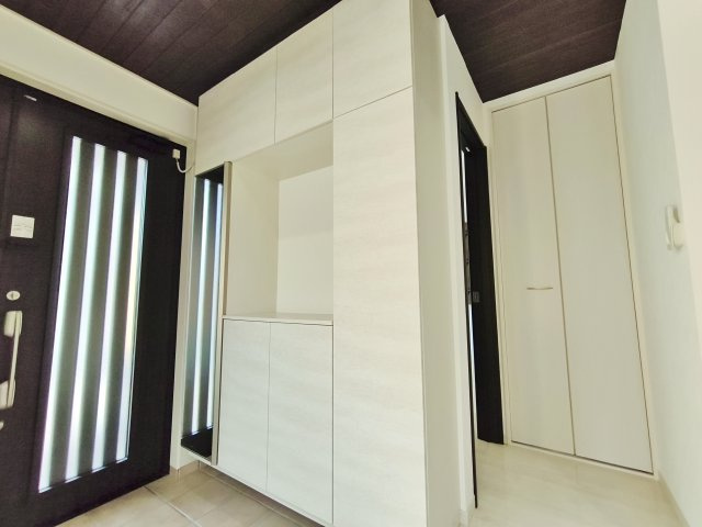 練馬区高松4丁目の玄関|玄関にはご家族皆様の靴をしっかりと収納いただけるシューズボックス付
ミラー付きでお出かけ前の身だしなみチェックに便利です