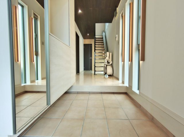 練馬区高松4丁目の玄関|明るく開放感溢れる玄関スペース
一歩家を入った瞬間から自慢の空間♪♪