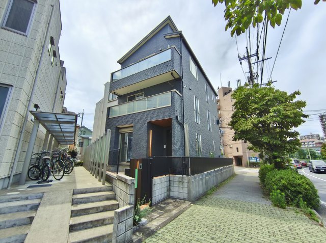 練馬区高松4丁目の外観|スタイリッシュで存在感のある重厚な邸宅
美しく細部までこだわり丁寧にリフォームいたしました