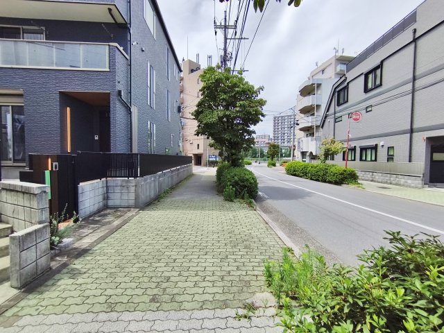 練馬区高松4丁目の前面道路含む現地写真|広々とした前面道には歩道が設けられ安心です
綺麗な街並みで暮らし心地の良いエリア