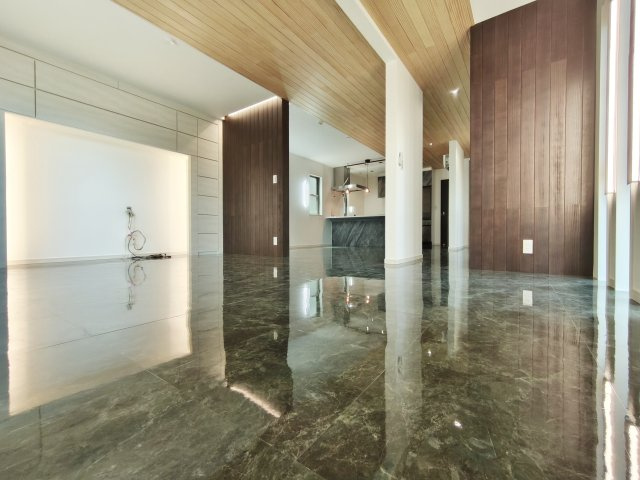 練馬区高松4丁目の居間・リビング|開放感溢れる28.70帖のLDK
全室7帖以上　大容量の収納が沢山あり贅沢な間取りを実現した家
プレミアムな邸宅はワンランク上の暮らし心地です