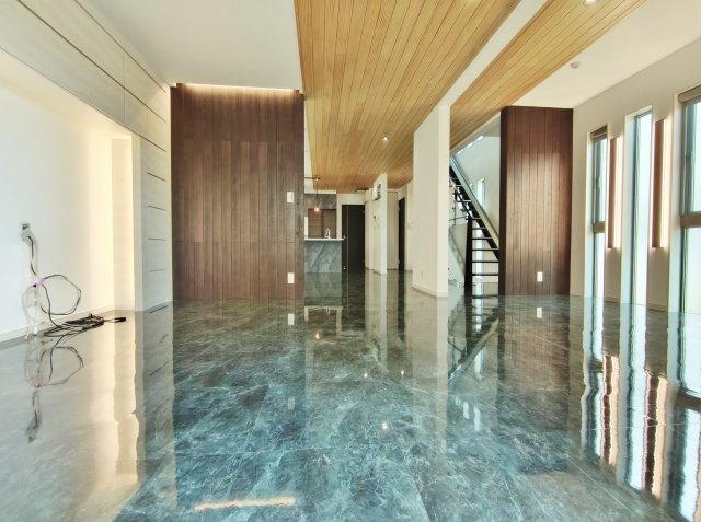 練馬区高松4丁目の居間・リビング|約28.7帖の贅沢な広さのリビングダイニングキッチンです
圧巻の広さを是非現地にて実際にご見学ください♪