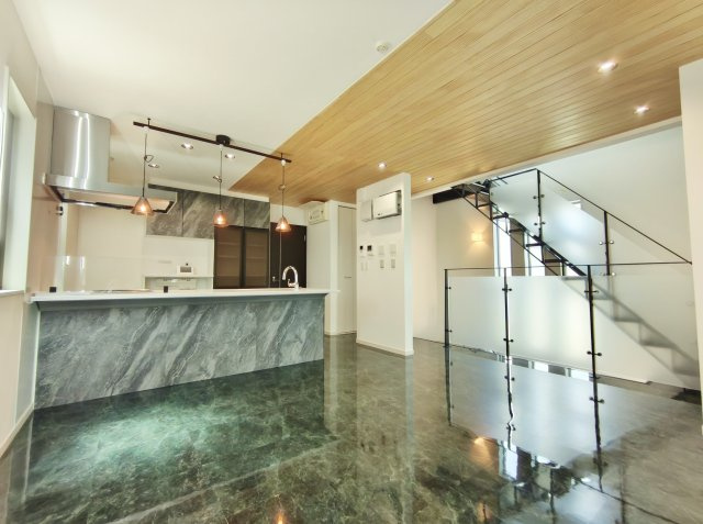 練馬区高松4丁目の居間・リビング|デザイン性が高く家をお洒落にワンランクUPさせるスケルトン階段♪♪
空間を明るく開放的に演出したします