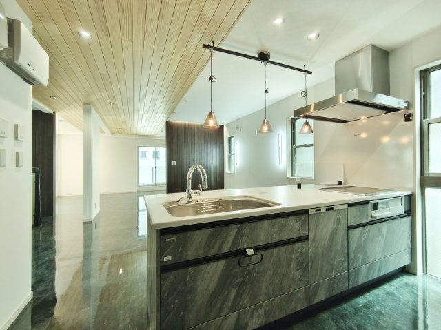 練馬区高松4丁目のキッチン|お洒落なリビングに似合うシンプルでスタイリッシュなオープンキッチン
快適な機能とデザイン性が魅力のシステムキッチンが完備