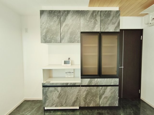 練馬区高松4丁目のキッチン|キッチン背面にはキッチンと同じ面材のカップボード付です
家事効率が上がるハイスペックキッチンです