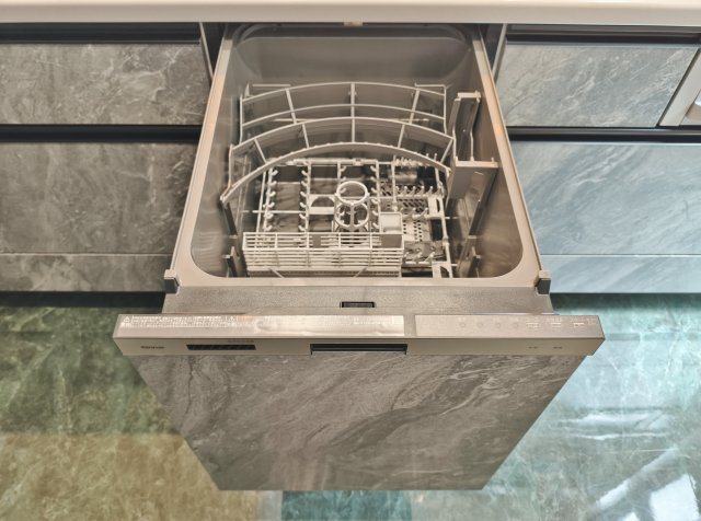 練馬区高松4丁目のキッチン|食後の片づけに便利な食器洗乾燥機付です 時間が有効活用でき、節水にもなります