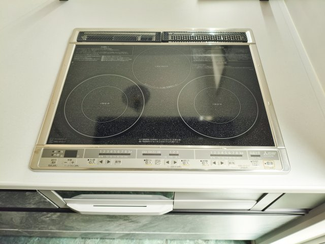 練馬区高松4丁目のキッチン|火を使わずに安心のIHコンロ
お手入れもしやすく綺麗に保てます