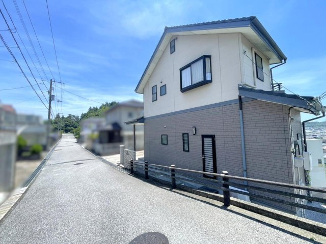 高知市横浜南町　中古戸建ての前面道路含む現地写真
