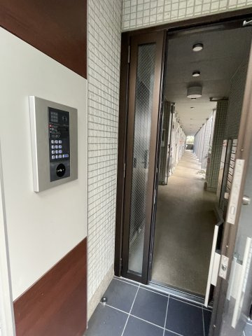 多摩市関戸２丁目のアパートのエントランス