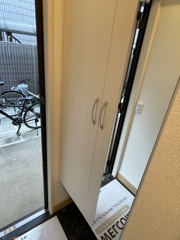 多摩市関戸２丁目のアパートの玄関