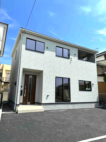 玉村町下新田第4（全1棟）1号棟の外観|ナチュラルで飽きの来ないデザインは流行に左右されない家の形です。外構も綺麗に仕上がっています(^▽^)/
