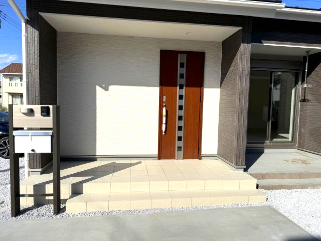 第１吉岡町漆原　１号棟(平屋）の玄関|玄関前も広々しています。三輪車や傘立てなども置ける広さがあります。