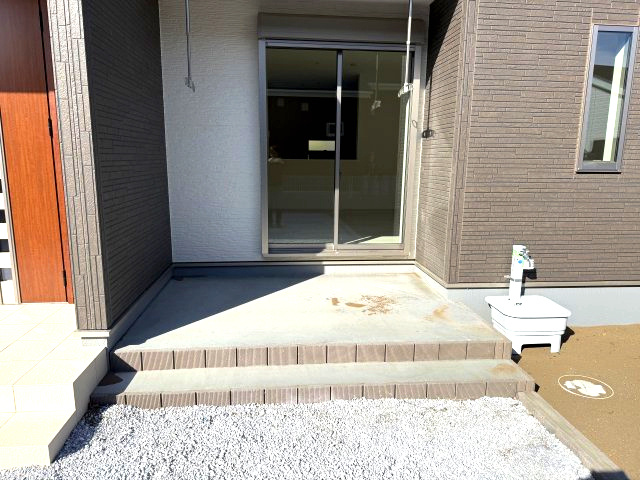 第１吉岡町漆原　１号棟(平屋）のその他|リビングから出られるテラスです。洗濯物も干すことができますよ！