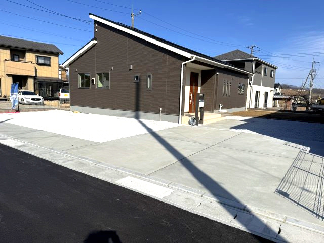 第１吉岡町漆原　１号棟(平屋）の駐車場|駐車場も広々しています。きれいに整備されているので雨天でも安心。
５台以上駐車可能ですよ！