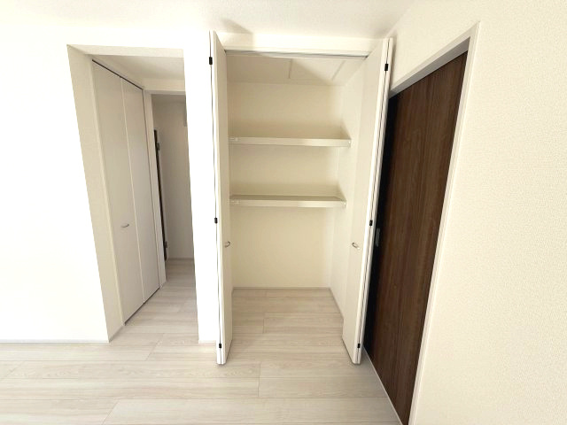 第１吉岡町漆原　１号棟(平屋）の収納|広めのリビング収納付きです。日用品の収納にいかがでしょうか。