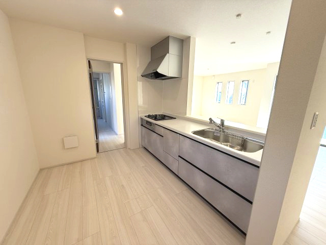 第１吉岡町漆原　１号棟(平屋）のキッチン|人気のカウンターキッチン採用です☆
コンロも３口ご用意しています！調理スペースも広くストレスなくお料理できます。
浄水器つきなので美味しいお水も飲めますよ♪