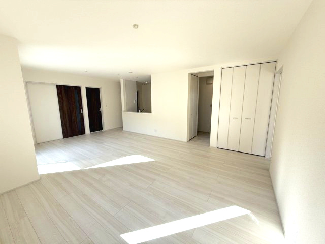 第１吉岡町漆原　１号棟(平屋）の居間・リビング|人気の対面式キッチンを配した空間はお好みの家具も合わせやすく、家族がくつろぐ快適な空間造りをサポート。窓からは明るい陽光が差し込みます。