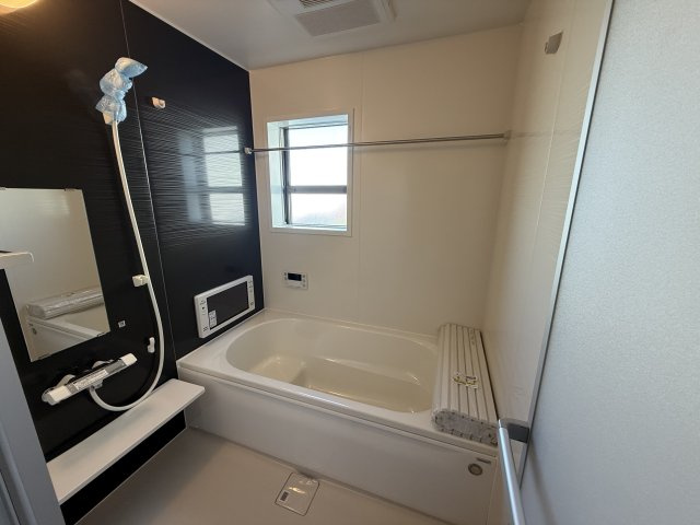 第１吉岡町漆原　１号棟(平屋）の浴室|１坪タイプのフルオートバスです！
足を延ばして入れる広さなので一日の疲れも癒されますよ♪
室内物干しや浴室乾燥機もあるのでお天気の悪い日にはランドリースペースとしてもご利用できます！