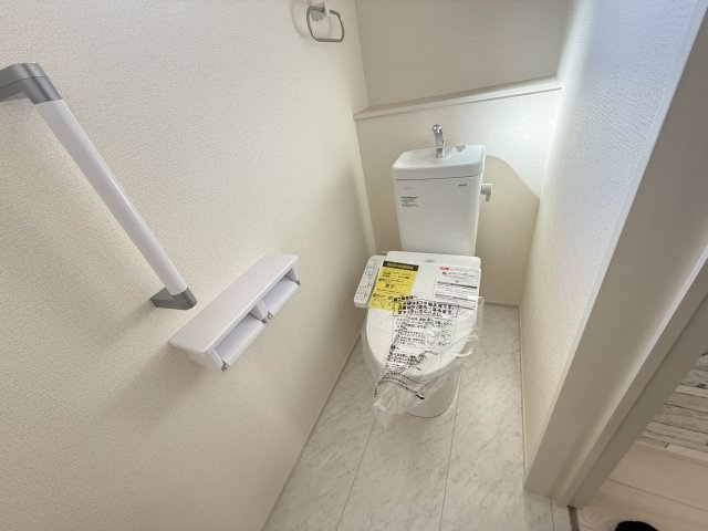 第１吉岡町漆原　１号棟(平屋）のトイレ|1階トイレです。清潔感のある白を基調としています。
温水洗浄・便座暖房機能の付いた快適なトイレです☆