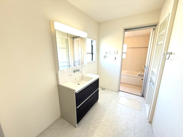 第１吉岡町漆原　１号棟(平屋）の独立洗面台|シャワー水栓付き洗面台で朝の身支度もバッチリです！
洗面台には収納スペースもあり洗面室もすっきり片付きますよ！