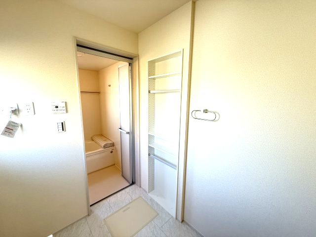 第１吉岡町漆原　１号棟(平屋）の収納|洗面脱衣室にもちょっとした収納ついています。シャンプー等のストック品の収納にいかがでしょうか。タオル掛けも標準装備です。