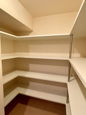 練馬区小竹町2丁目　メゾンセナリオ小竹町の収納|約2.2帖 大型パントリー