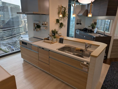 【キッチン】 | 仮称）山田１丁目新築マンション | 横幅2550cm　天板シンク大理石仕様　食洗器付