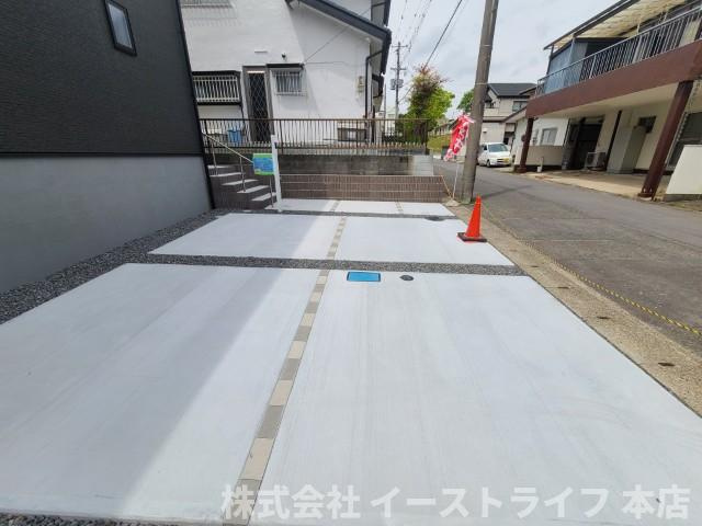【新築戸建】　いわき市泉もえぎ台第2　全２棟！！の駐車場|同社施工写真　カースペースです。3台の駐車が可能！！