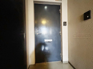 【その他共用部分】 | 皆様をお迎えする、お部屋の玄関ドア。開けやすさや開放角度、ドアノブの操作しやすさや鍵の形状などを、現地で一度ご確認ください。～即日のご見学可能～　お問合せはお気軽にどうぞ。