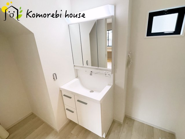さいたま市北区日進町　31期　新築一戸建て　テラス　01の独立洗面台|朝の支度にも助かる、独立の洗髪洗面化粧台