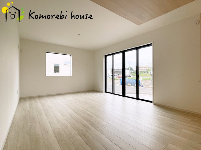 さいたま市北区日進町　31期　新築一戸建て　テラス　01の居間・リビング|こちらのリビングで趣味の時間をお楽しみください