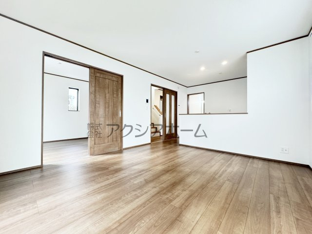 所沢市若狭3丁目・全1棟　新築一戸建　～駅徒歩10分～の居間・リビング