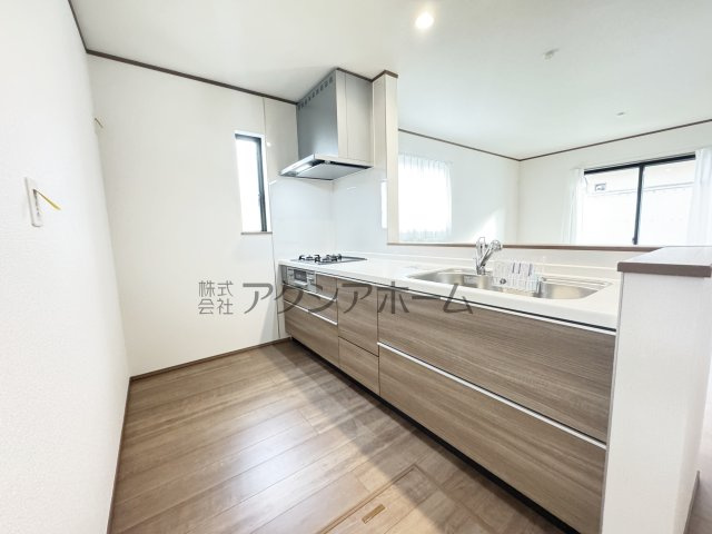 所沢市若狭3丁目・全1棟　新築一戸建　～駅徒歩10分～のキッチン|オープンエアなカウンタータイプの対面キッチン