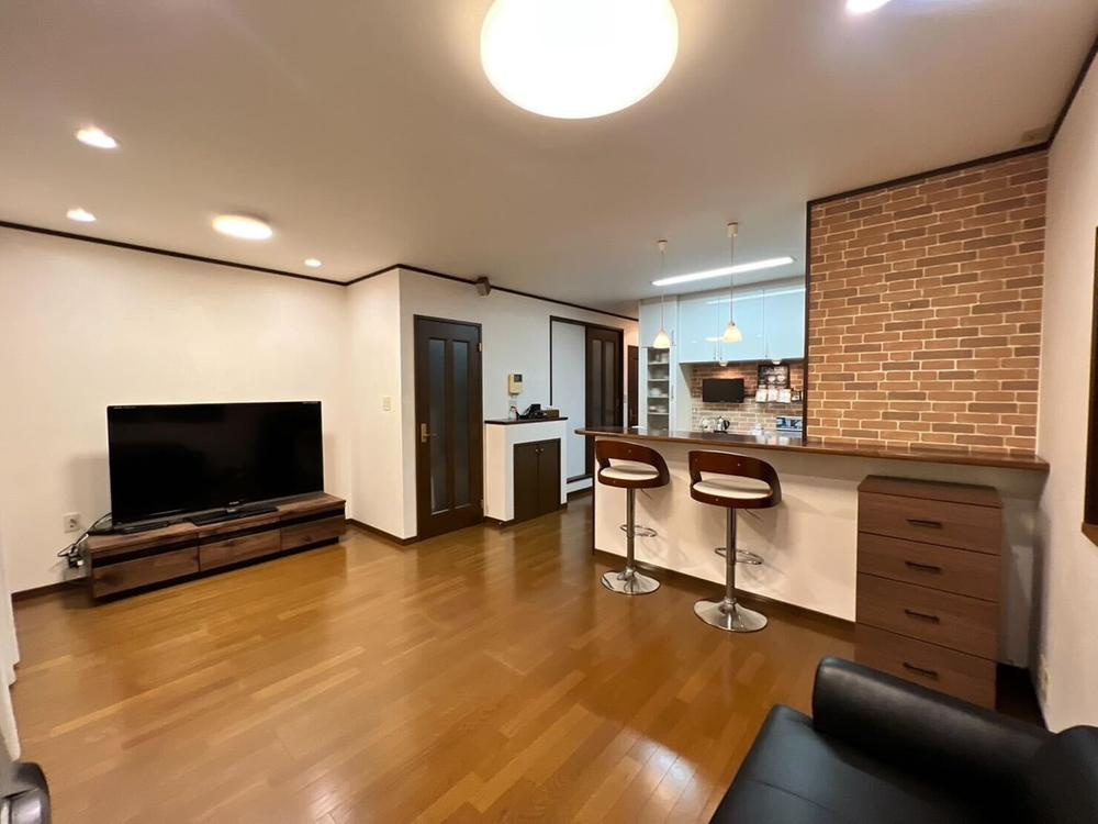 江端町　中古一戸建ての居間・リビング|LDK16.0帖　カウンターキッチン
■物件内覧・資金計画相談・住宅ローン相談、リフォーム相談、お問合せ受付中■
※当日・翌日のご内覧、ご相談はお電話でのお問合せがスムーズです！