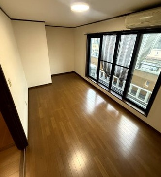 江端町　中古一戸建ての寝室|洋室7.1帖　陽当たり良好　バルコニー
■物件内覧・資金計画相談・住宅ローン相談、リフォーム相談、お問合せ受付中■
※当日・翌日のご内覧、ご相談はお電話でのお問合せがスムーズです！