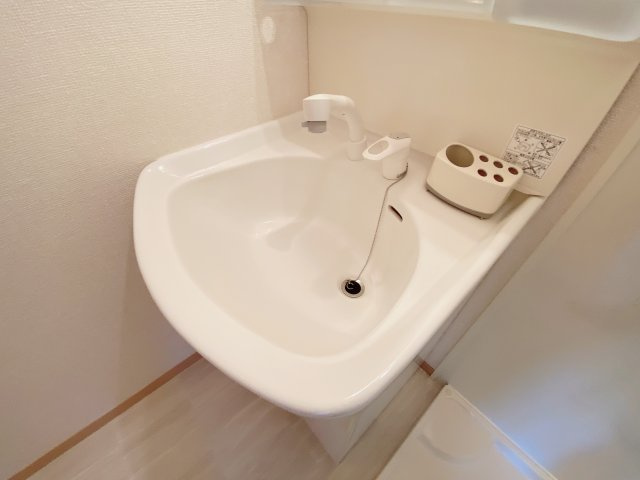 ミルキーウェイBの独立洗面台|別部屋反転間取りのお写真となります。