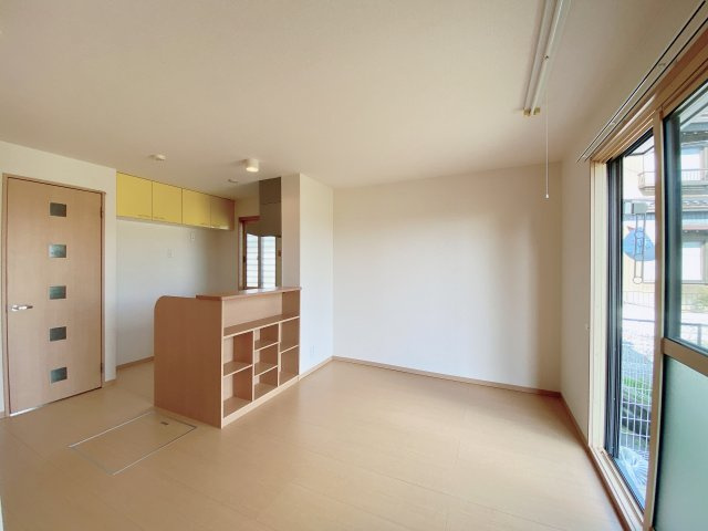 ミルキーウェイBの居間・リビング|別部屋反転間取りのお写真となります。