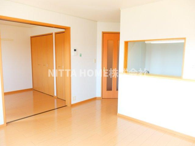 ベル　ファミーユⅢ　２番館の居間・リビング|扉を開けると広い空間に○