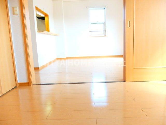 ベル　ファミーユⅢ　２番館の居間・リビング|温かみのあるお部屋ですよ○