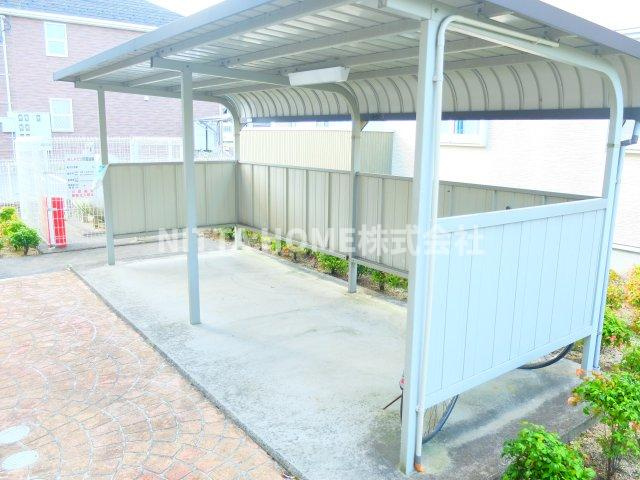 ベル　ファミーユⅢ　２番館のエントランス|屋根付きの駐輪場は無料です★