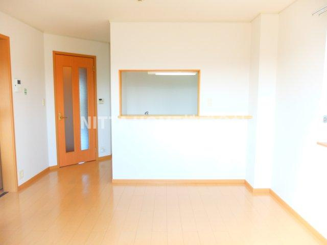 ベル　ファミーユⅢ　２番館の居間・リビング|明るいフローリングの室内です(#^^#)