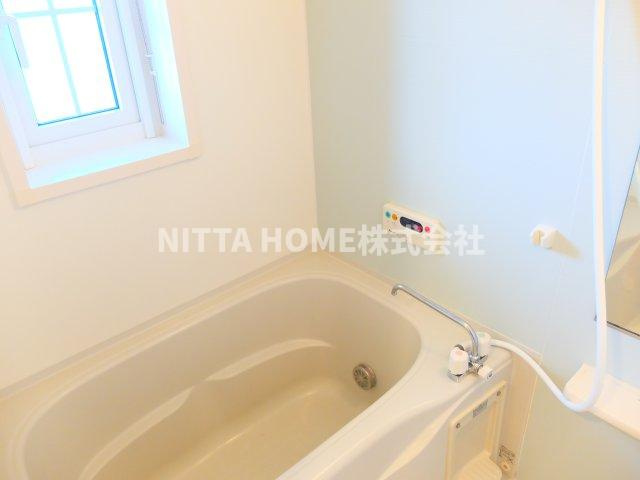 ベル　ファミーユⅢ　２番館の浴室|浴室に小窓有り◎追炊き機能＆浴室乾燥付き(^^)