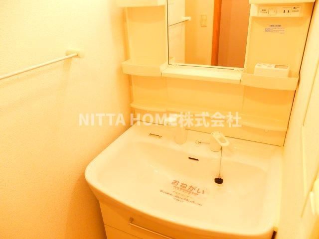 ベル　ファミーユⅢ　２番館の洗面所|独立洗面台はシャワー付きです(*^^)v