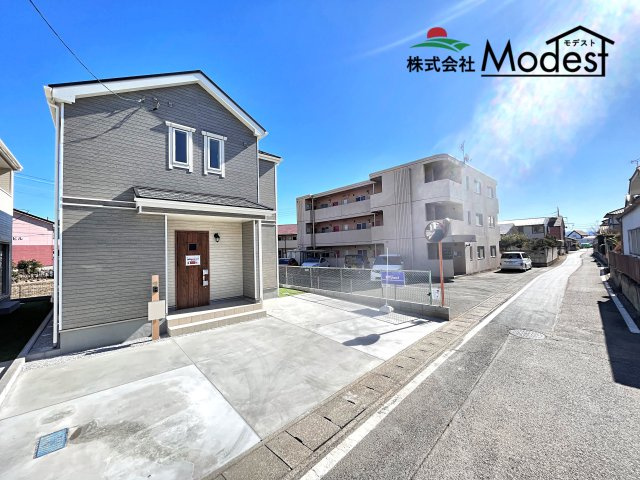高崎市下小鳥町の前面道路含む現地写真|角地で間口も広く、駐車も楽々◎