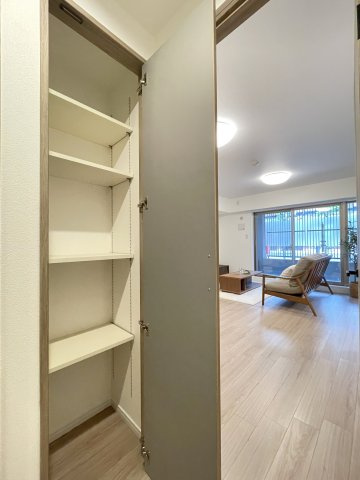 アバンエスパス烏丸御池の収納|リビング横物入