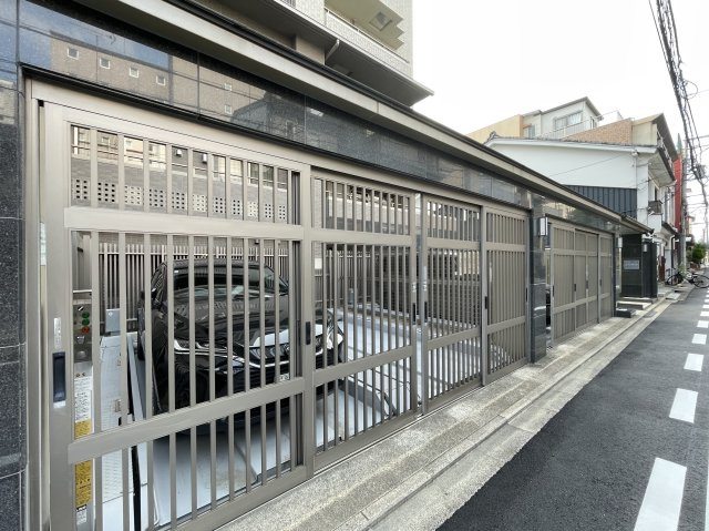 アバンエスパス烏丸御池の駐車場