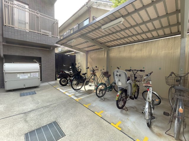 アバンエスパス烏丸御池の駐輪場