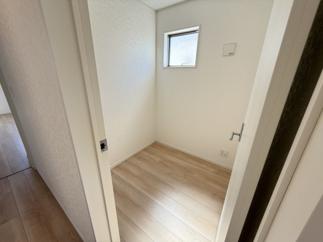 クレイドルガーデン前橋市下細井町第10-1　3号棟のその他|2階テレワークルームです。納戸としてもご利用頂けます。