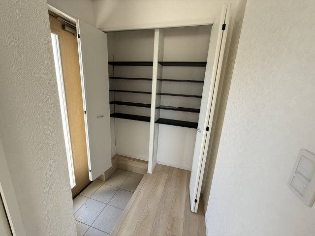 クレイドルガーデン前橋市下細井町第10-1　3号棟の収納|収納もある玄関です