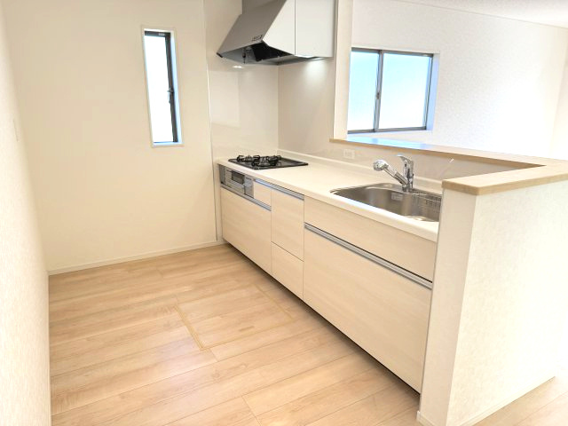 クレイドルガーデン前橋市下細井町第10-1　3号棟のキッチン|人気のカウンターキッチン採用です☆
コンロも３口ご用意しています！調理スペースも広くストレスなくお料理できます。
浄水器つきなので美味しいお水も飲めますよ♪